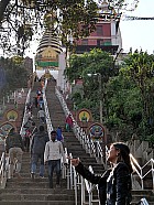 Swayambunath, depuis Durbar Square - Mont�e vers Swayambunath