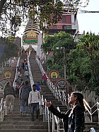 Swayambunath, depuis Durbar Square - Monte vers Swayambunath