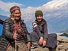 trekking de Syabru (1450 m ) à Gatlang (2300 m), 6h de marche y compris pause déjeuner - Grand mre, petite fille Tamang