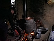 trekking de Tipling � Chalish Gaon (1700m) � 3h / +250 / -600 - Pr�paration du raksi, alcool de riz et ma�s