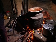 trekking de Tipling � Chalish Gaon (1700m) � 3h / +250 / -600 - Pr�paration du raksi, alcool de riz et ma�s