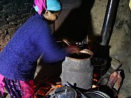 trekking de Tipling  Chalish Gaon (1700m)  3h / +250 / -600 - Prparation du raksi, alcool de riz et mas