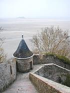 du Mont Saint-Michel à Saint-Malo  - Chemin de ronde par temps gris