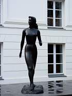 Belmondo - Femme en marche, 1956-58, bronze