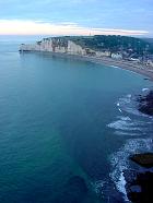 Étretat  - Falaises d'Amont vues des falaises d'Aval